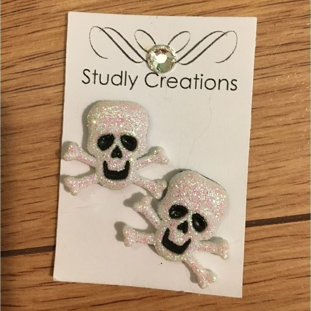 𝅺🆕 Studlycreations skull and cross bones earrings